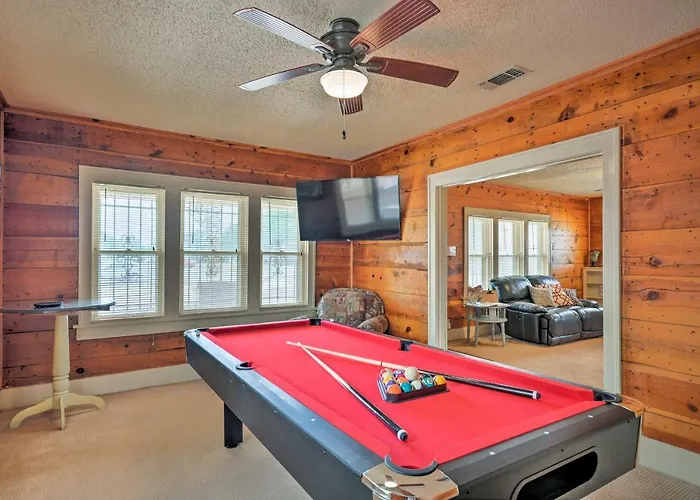 Inviting Lubbock Home > 1 Mi To Downtown