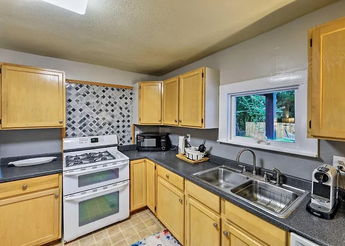 New Bern Home W/ Yard, Grill + Walkable Location