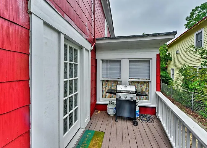 New Bern Home W/ Yard, Grill + Walkable Location