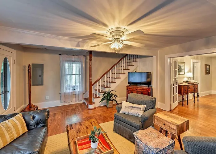 New Bern Home W/ Yard, Grill + Walkable Location