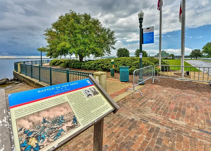 New Bern Home W/ Yard, Grill + Walkable Location
