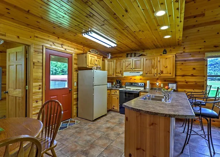 Dream Valley Mountain View Cabin W/ Covered Porch!