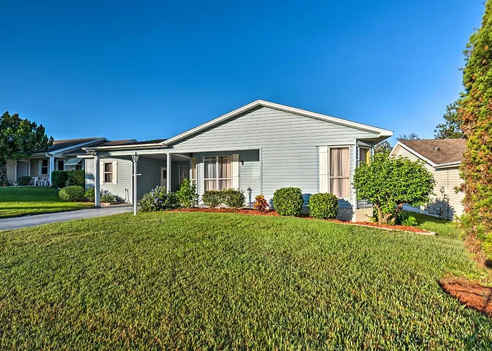 Lovely Lady Lake Home W/ Resort Amenities & Lanai!