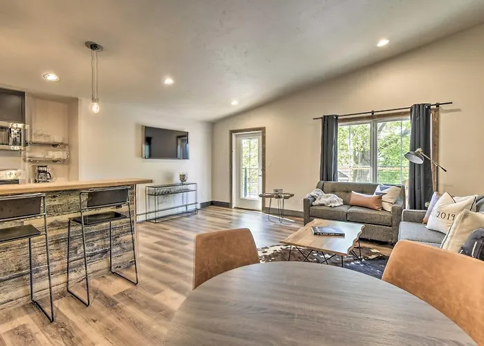 Elkhart Lake Townhome, Mins To Road America!