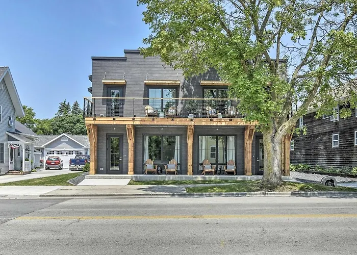 Modern Townhome W/ Deck - 1/2 Mi To Elkhart Lake!
