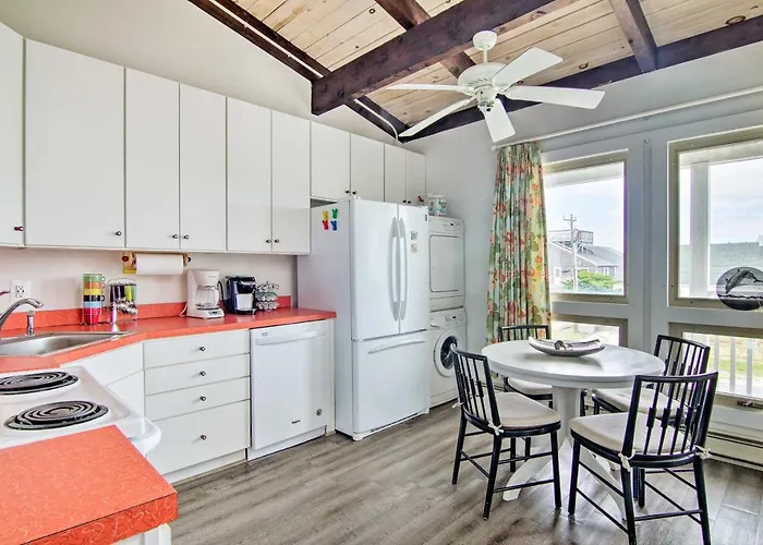 Walk To Dewey Beach: Bright Condo W/ Balcony!