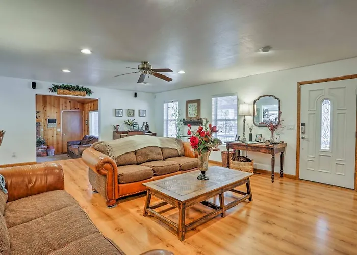 Game Room, Yard, Deck & Fireplace: Lakeside Home