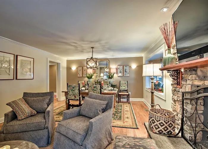 2 Living Areas + Fireplace: Mirror Lake Cottage!