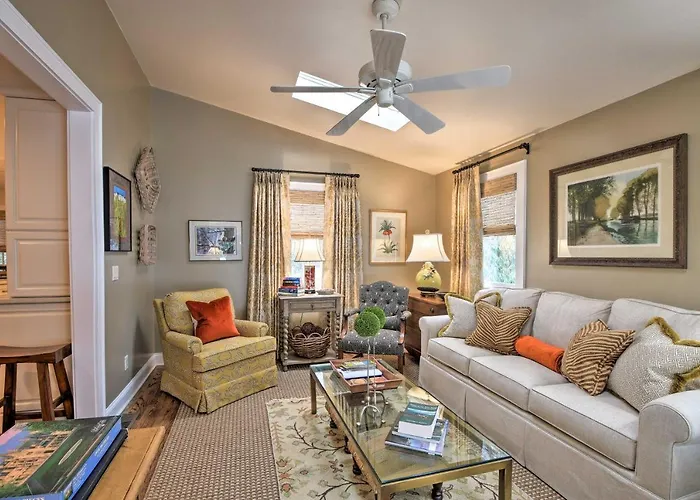 2 Living Areas + Fireplace: Mirror Lake Cottage!