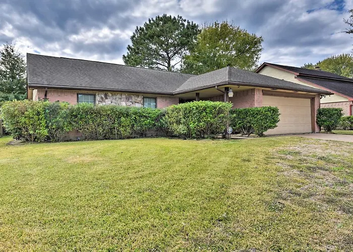 Pet-Friendly Missouri City Home W/ Fenced-In Yard!