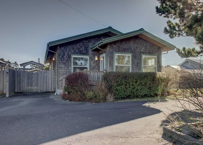 Walk To Ocean! Chic 'Summer House Cottage'