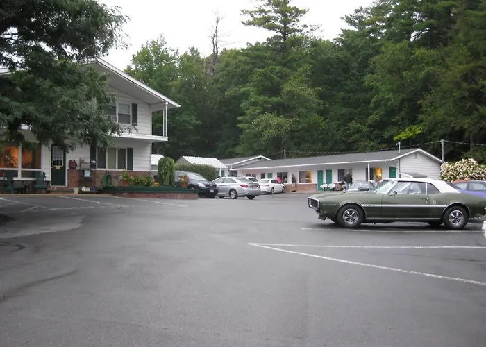 Brookside Motel & Cabins
