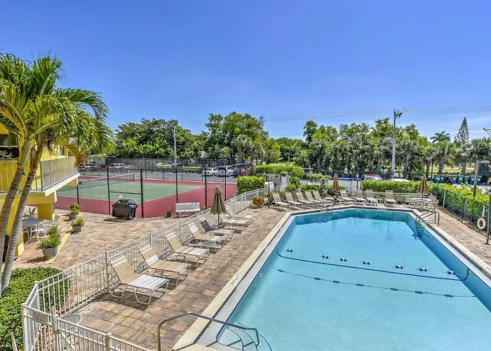 Marco Island Condo W/ Patio: Steps To Beach Access