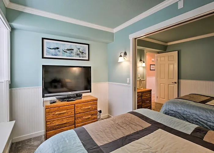 Beachfront Condo W/ Patio & Views - Walk To Shore!