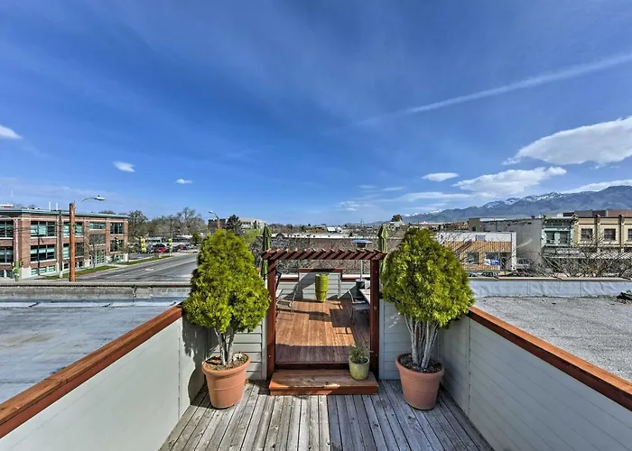 Walkable Downtown Logan Apartment W/ Rooftop Deck