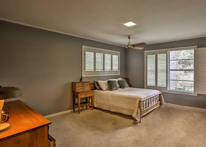 Pet-Friendly Lake Athens Home W/ Fireplace!