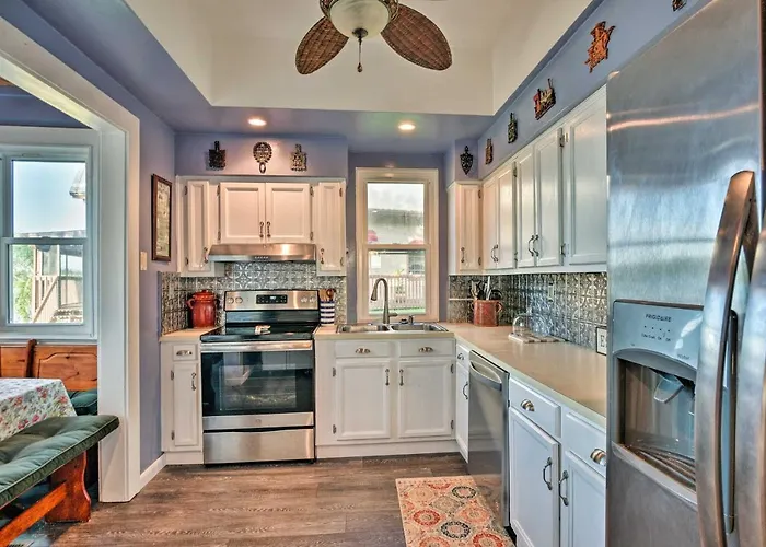 Lakefront Florida Retreat - Pool Table & Boat Dock