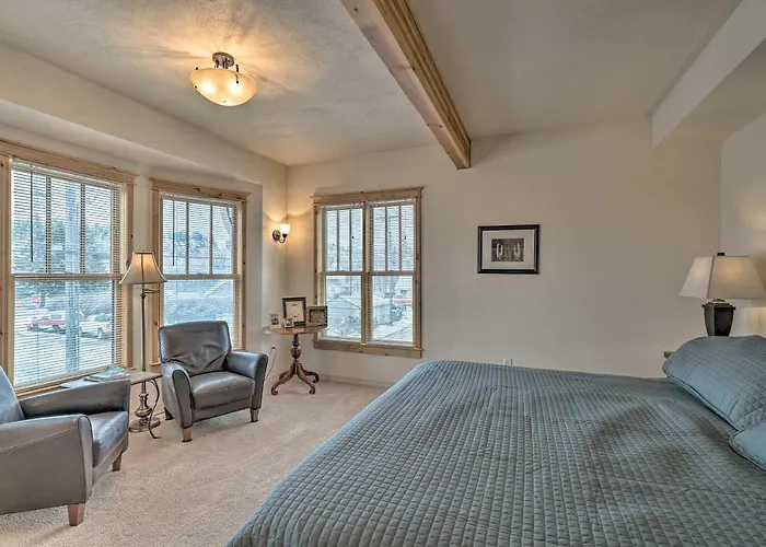 Updated Townhome W/ Hot Tub - Walk To Downtown!