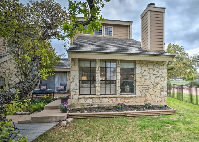 Horseshoe Bay Townhome W/ Patio & Outdoor Pool!