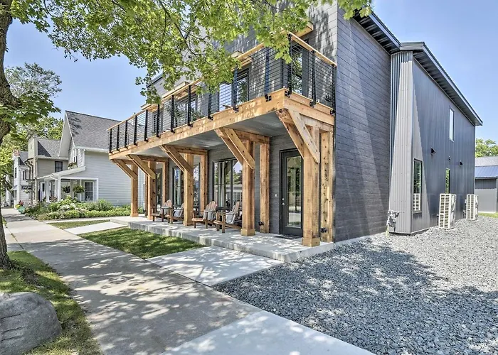 Elkhart Lake Townhome - 3 Mi To Road America!