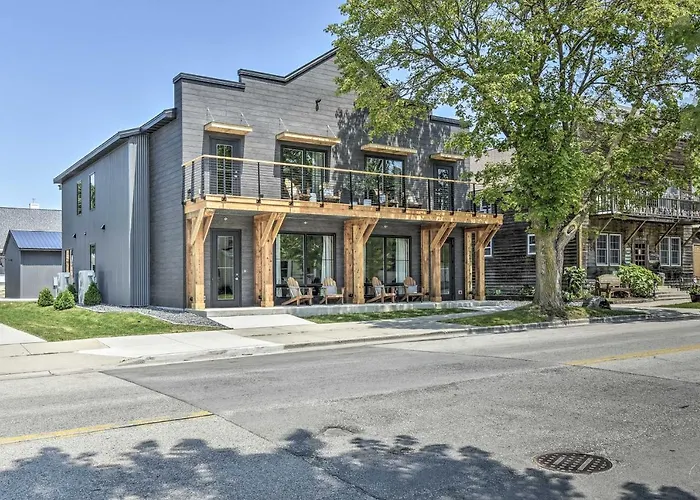 Elkhart Lake Townhome - 20 Mi To Sheboygan!