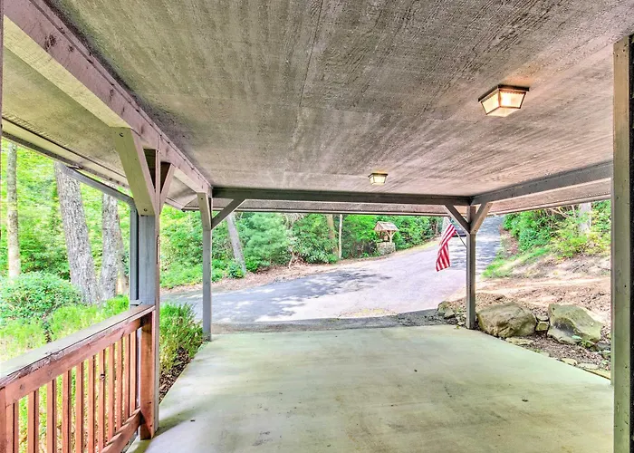 1 Mi To Marina: Lake Toxaway Cabin W/ Fire Pit