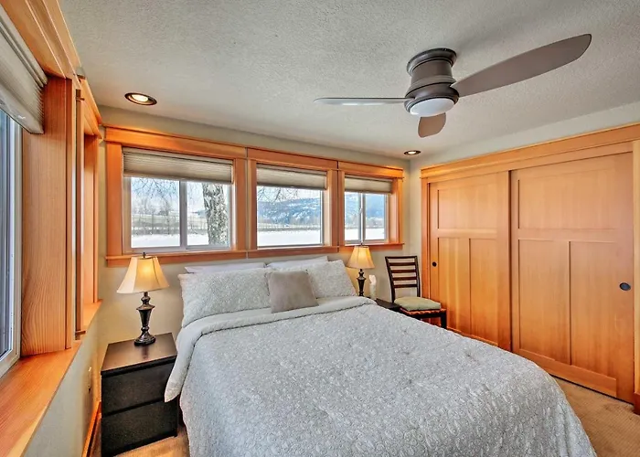 Lake Pend Oreille Condo W/ Porch & Mountain View!