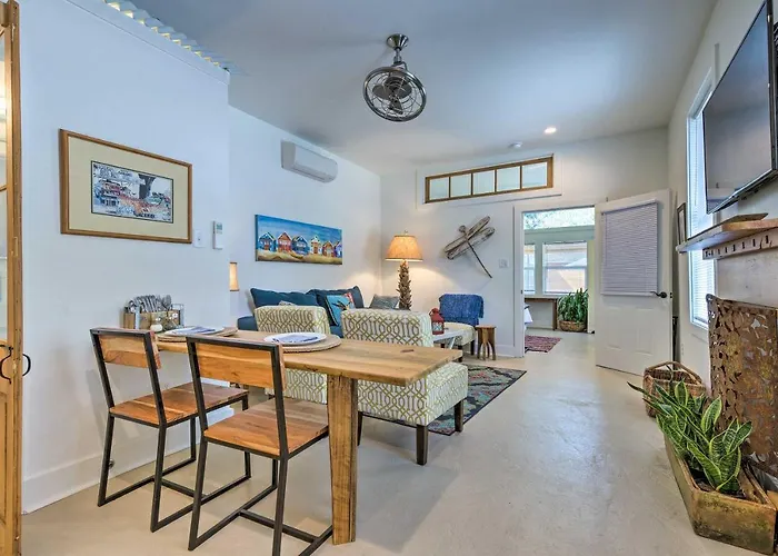 Walk To Beach From Chic Old Town Apartment W/ Yard