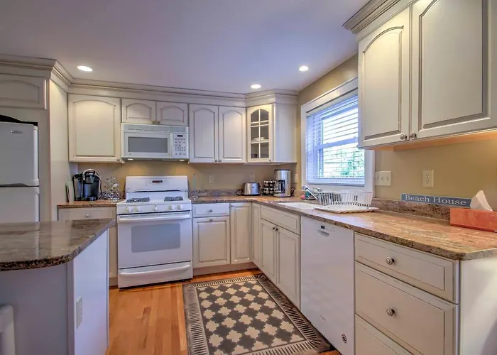 1/2 Mi To Beach: Lovely Guesthouse In Kennebunk!