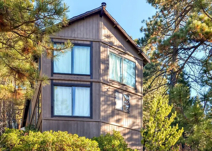 Cozy Lake-View Hideaway! Pet-Friendly Truckee Home