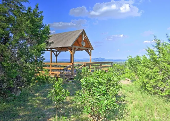 Spacious Utopia Family Home W/ Hill Country Views