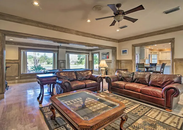 Private Pool: Lakefront Harlingen Home