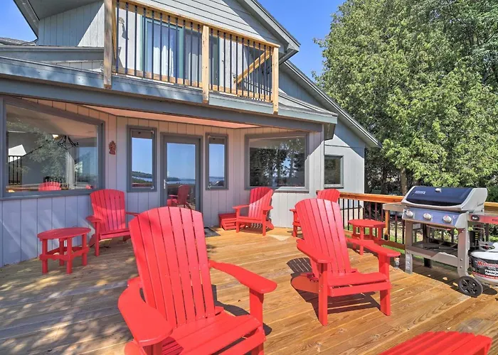 Family Lakehouse W/ Deck + Beach On Lake Champlain