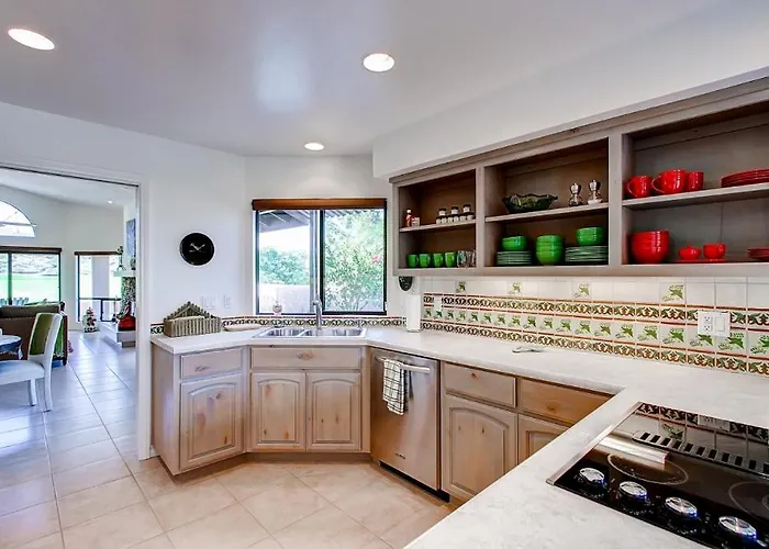 Country Club Home: 2 Bedroom 2 Ba + Den ~ 1 Mi To Golf