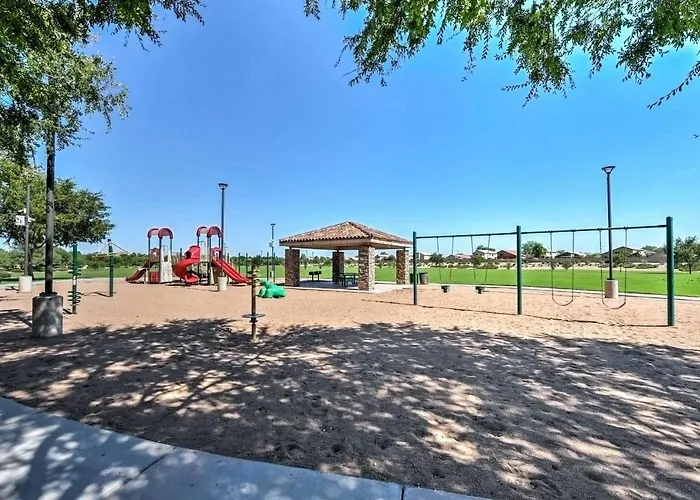 Spacious Home W/ Heated Pool In Litchfield Park!