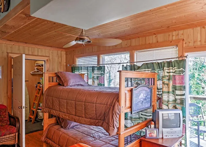 'Paradise Cove' Cabin W/ Boathouse & Dock