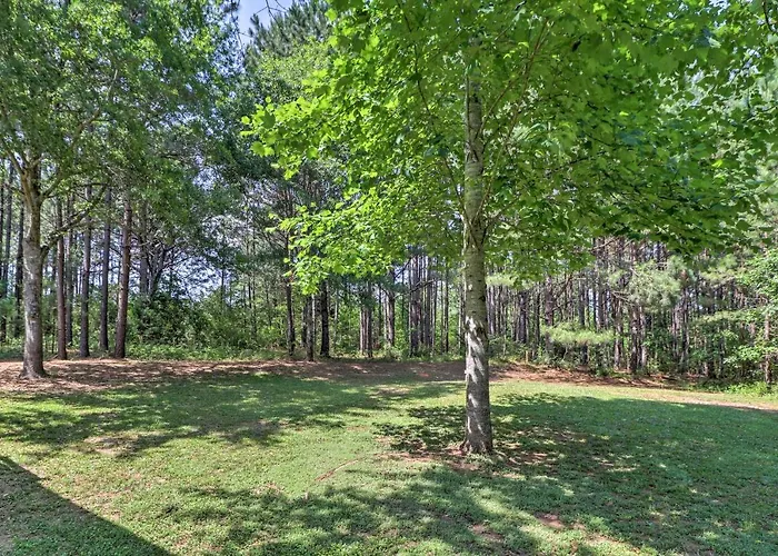 Cozy Pine Mountain Cabin W/ Screened Porch & Yard!