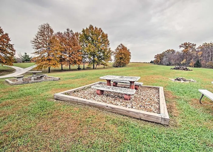 Lakefront Vacation Rental W/ Patio & Grill!
