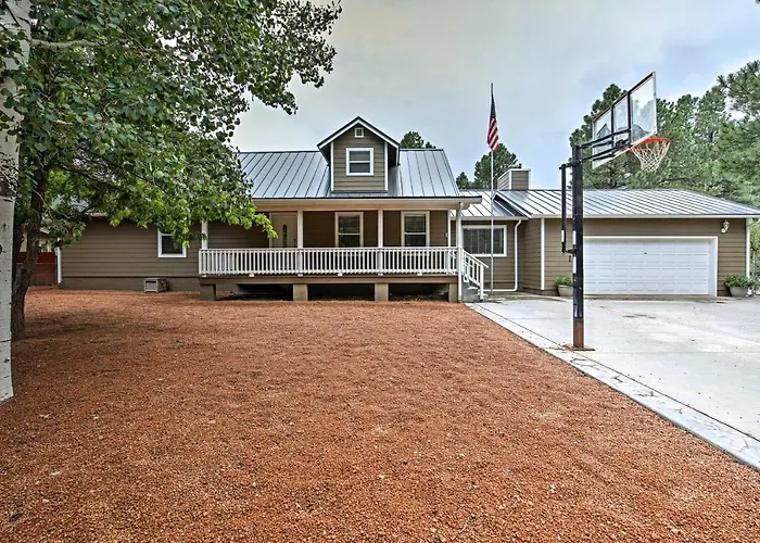 Game Room, Yard, Deck & Fireplace: Lakeside Home