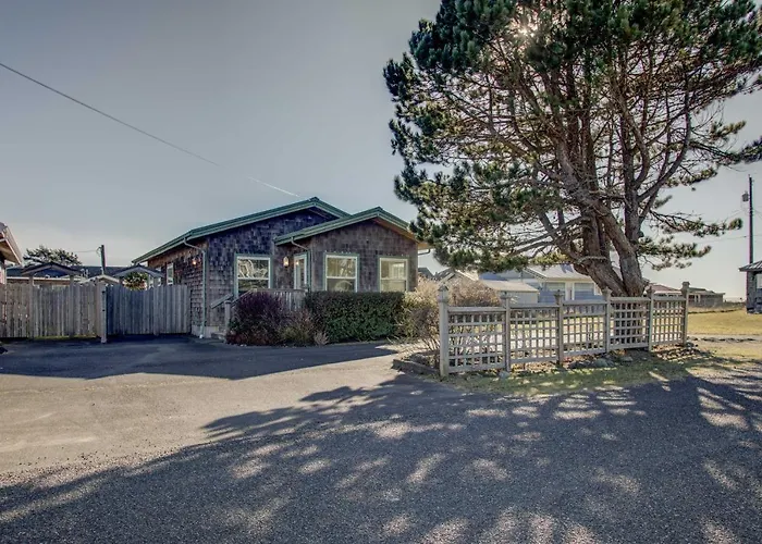 Walk To Ocean! Chic 'Summer House Cottage'