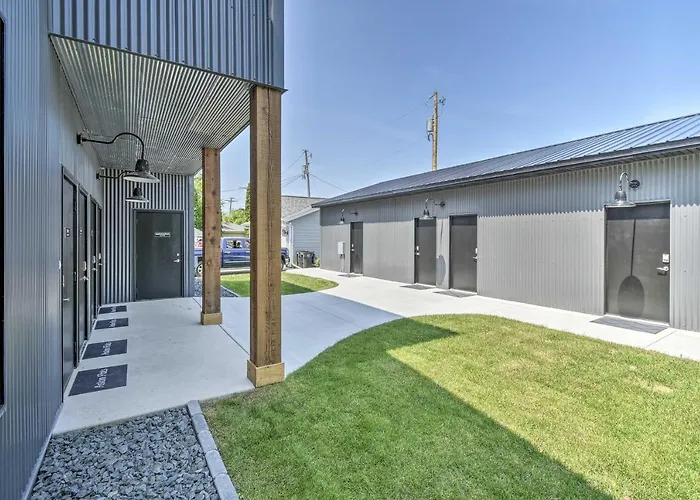 Modern Townhome W/ Deck - 1/2 Mi To Elkhart Lake!
