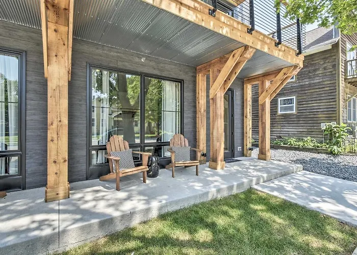 Elkhart Lake Townhome - 20 Mi To Sheboygan!