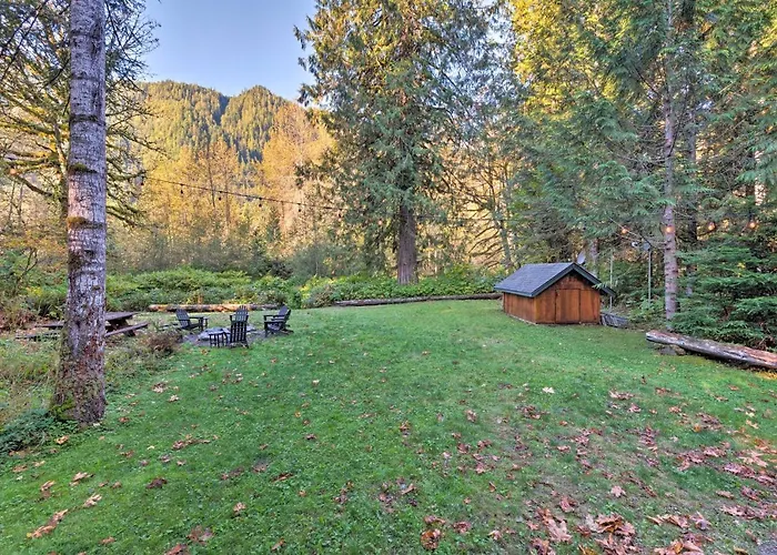 Riverfront Cabin W/ Hot Tub: 2 Mi To Eagle Falls
