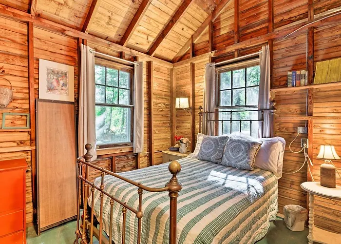 Southold Cottage W/ Patio & Grill - Walk To Beach!