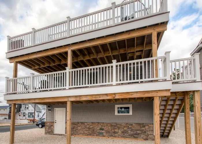 Recently Renovated Lbi Apt W/ Deck On Beach Block!