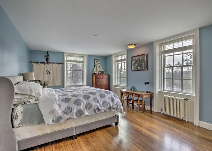 Spacious Estate W/ Courtyard: 2 Miles To Downtown!