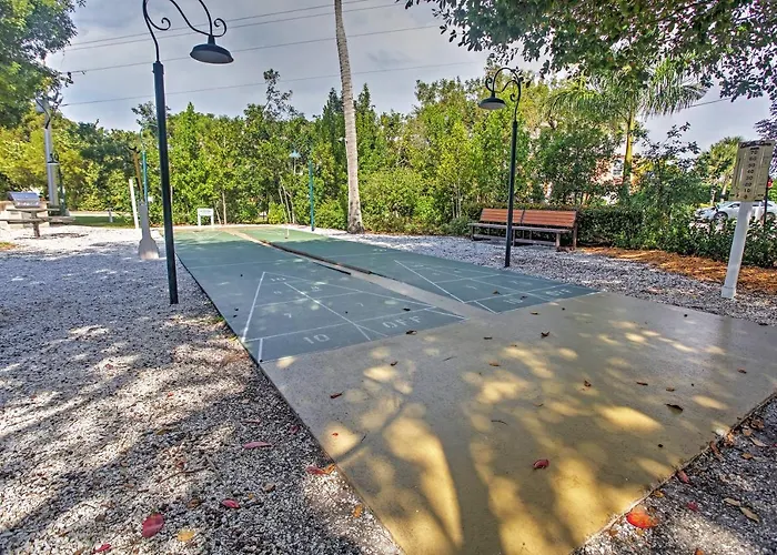 Sanibel Island Studio: Pool Access, Walk To Beach