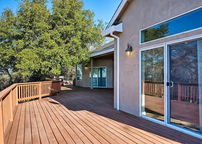 Hot Tub & Mtn Views: Peaceful Columbia Retreat!
