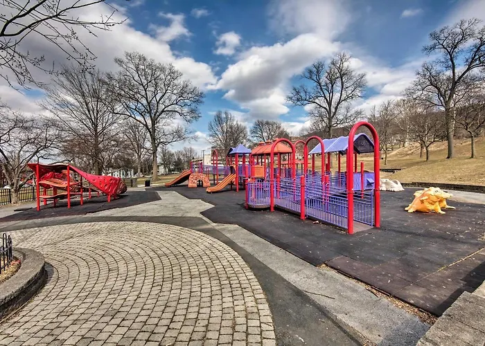 Walk To Shops, Dining & City Park: Reading Apt