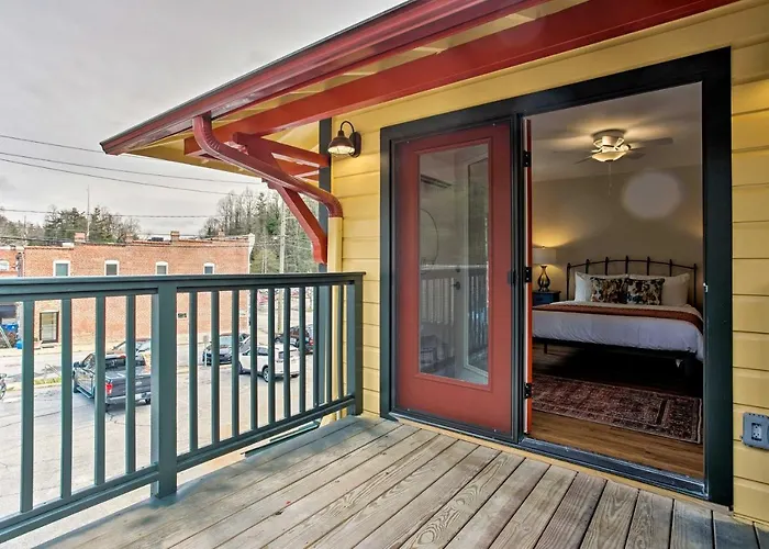 Walk To Dining: Saluda Main Street Retreat!